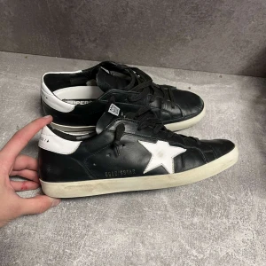 Golden goose sneakers  - Säljer dessa svarta golden goose skor ( väldigt bra skick !)