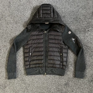 Moncler cardigan grå - Moncler cardigan size M (fits S) i denna feta gråa färgen Skick:8,5/10 general wear Pris kan diskuteras vid snabb affär hör gärna av er vid minsta fundering!