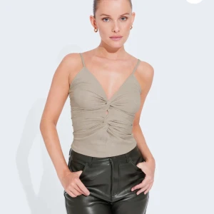 Topp - Beige topp, storlek Xs/S. 100kr