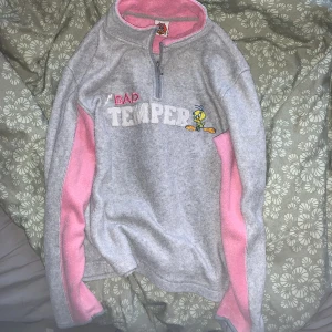 Vintage tröja - Oversized vintage tweety bird från looney tunes tröja!! Jättebra kvalité o skick!💘💘klicka gärna på köp nu o tveka inte på o skriv om ni undrar över nåt
