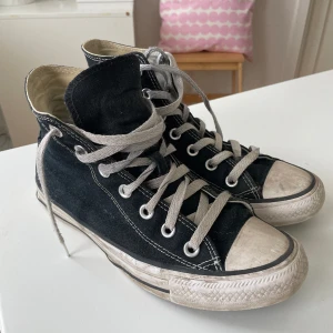 Svarta converse  - Svarta höga Converse i storlek 38, i användt skick😅💕💕