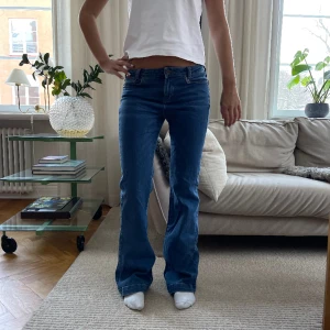 Low waist jeans  - Säljer dessa snygga lågmidjade jeans😍😍❤️ Midjemått 36 cm Innerbenslängd 82 cm
