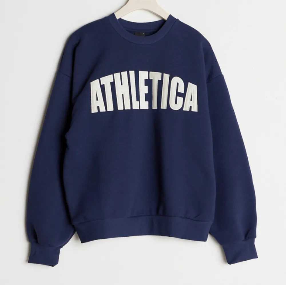 Säljer den här sweatshirten från Gina tricot. Använd cirka 5 ggr. . Tröjor & Koftor.