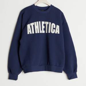 Säljer den här sweatshirten från Gina tricot. Använd cirka 5 ggr. 
