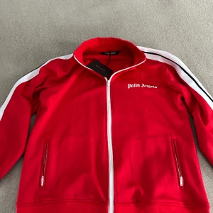 Palm Angels zip  - Säljer en helt ny och oanvänd Palm Angels zip i färgen röd.  Storlek XL 