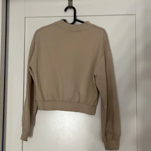 Fin beige lång ärmad tröja💞storlek 152 - beige lång ärmad tröja 💞