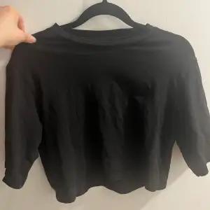 En svart kort t-shirt från monki. Säljer då den inte kommer till användning.  Är i storlek xxs men passar även xs!  Skicka om du ha frågor! 💕