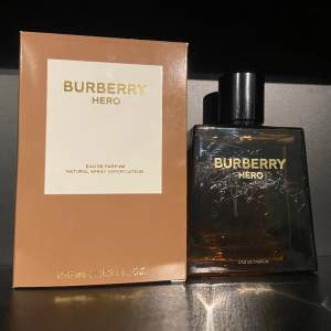 Burberry hero edp 100ml Nästan full 95% Lite repor på glaset men de påverkar inget! Skriv DM om du har frågor 