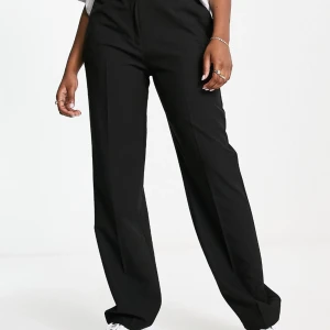 Kostymbyxor - Svarta kostymbyxor från Asos. Använda fåtal gånger.