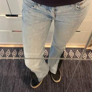 Re-made ljusblåa midrise jeans med läder bootcut och borttagna bakfickor, jag är 172 cm