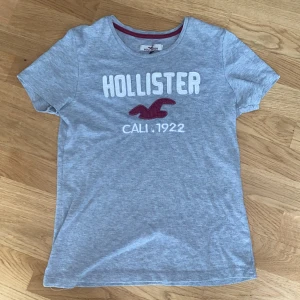 T-shirt  - Står SL  L men väldigt liten i storleken skulle säga M 