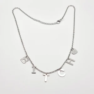 Handgjort halsband  - Handgjort unik  halsband och exklusiv design🖤Följ :@ekjewelryofficial🤲 Material- rostfritt stål  Längd: 40cm+4cm. 180kr