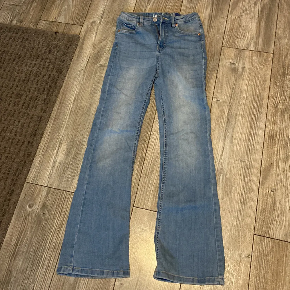 Säljer ett par jätte fina jeans, nästan oanvända då de är för små för mig och är i bra skick🥰(köparen står för frakten). Jeans & Byxor.