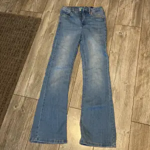 Säljer ett par jätte fina jeans, nästan oanvända då de är för små för mig och är i bra skick🥰(köparen står för frakten)