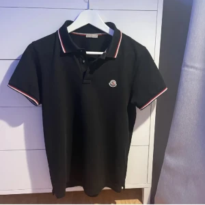 Moncler pike - Tjena säljer denna Moncler pike för ett bra pris den är köpt på Nk för cirka 3000kr självklart äkta kom privat för frågor!