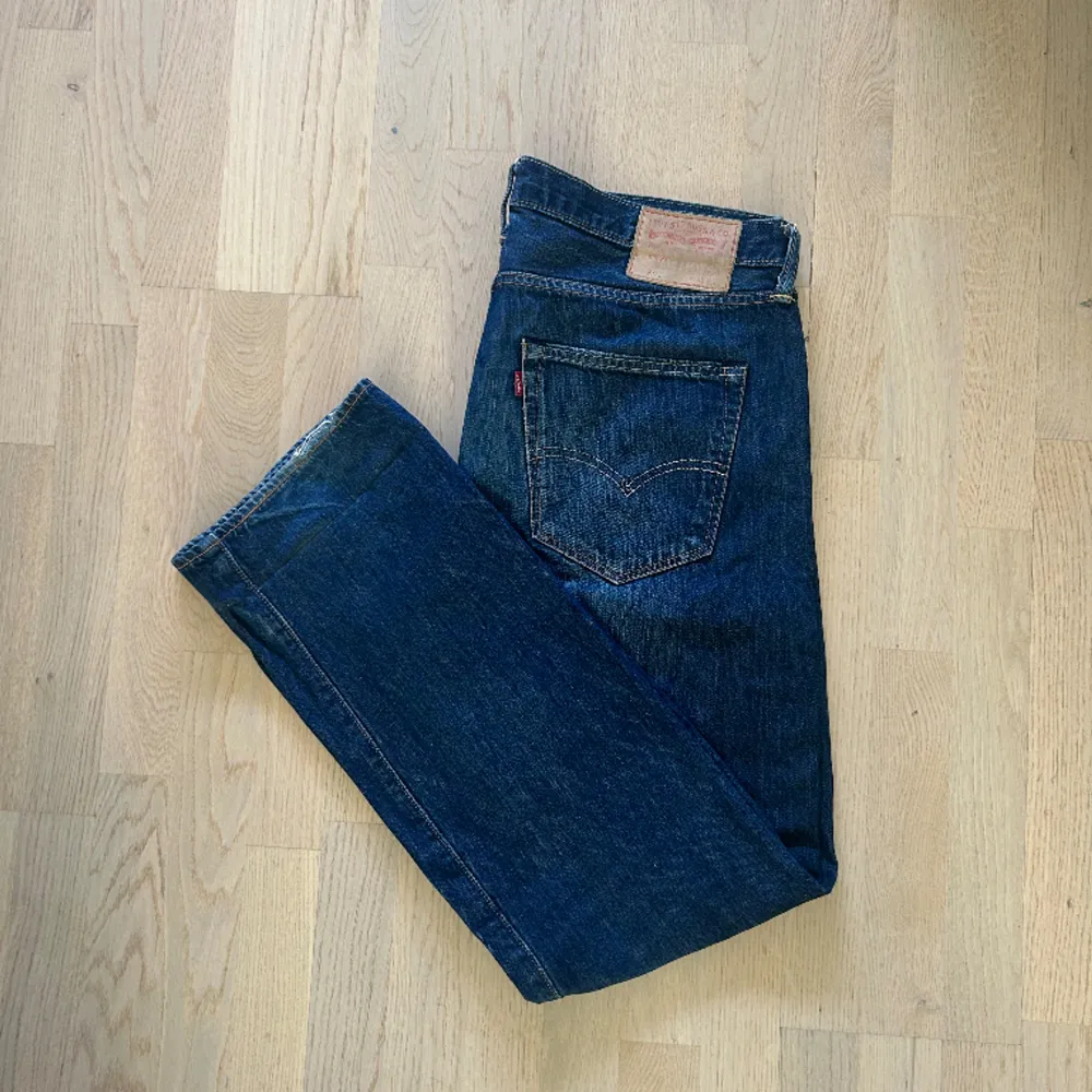 Snygga vintage Levis jeans som är i bra skick och passar på både män och kvinnor i storlek W36 L32. Jeans & Byxor.