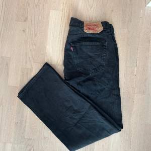 Fina svarta 501 Levis jeans som är raka i modellen. De är i väldigt bra skick, passar både män och kvinnor och är i storlek W36 L32🚨🙏