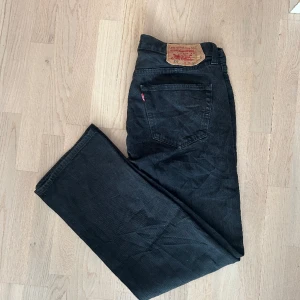 Levis 501 jeans  - Fina svarta 501 Levis jeans som är raka i modellen. De är i väldigt bra skick, passar både män och kvinnor och är i storlek W36 L32🚨🙏