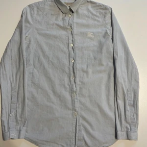 Burberry skjorta - Säljer en riktigt snygg Burberry skjorta 🤩! Mycket bra skick och i storlek small👍Vid frågor är det bara att höra av sig på DM!🗣️