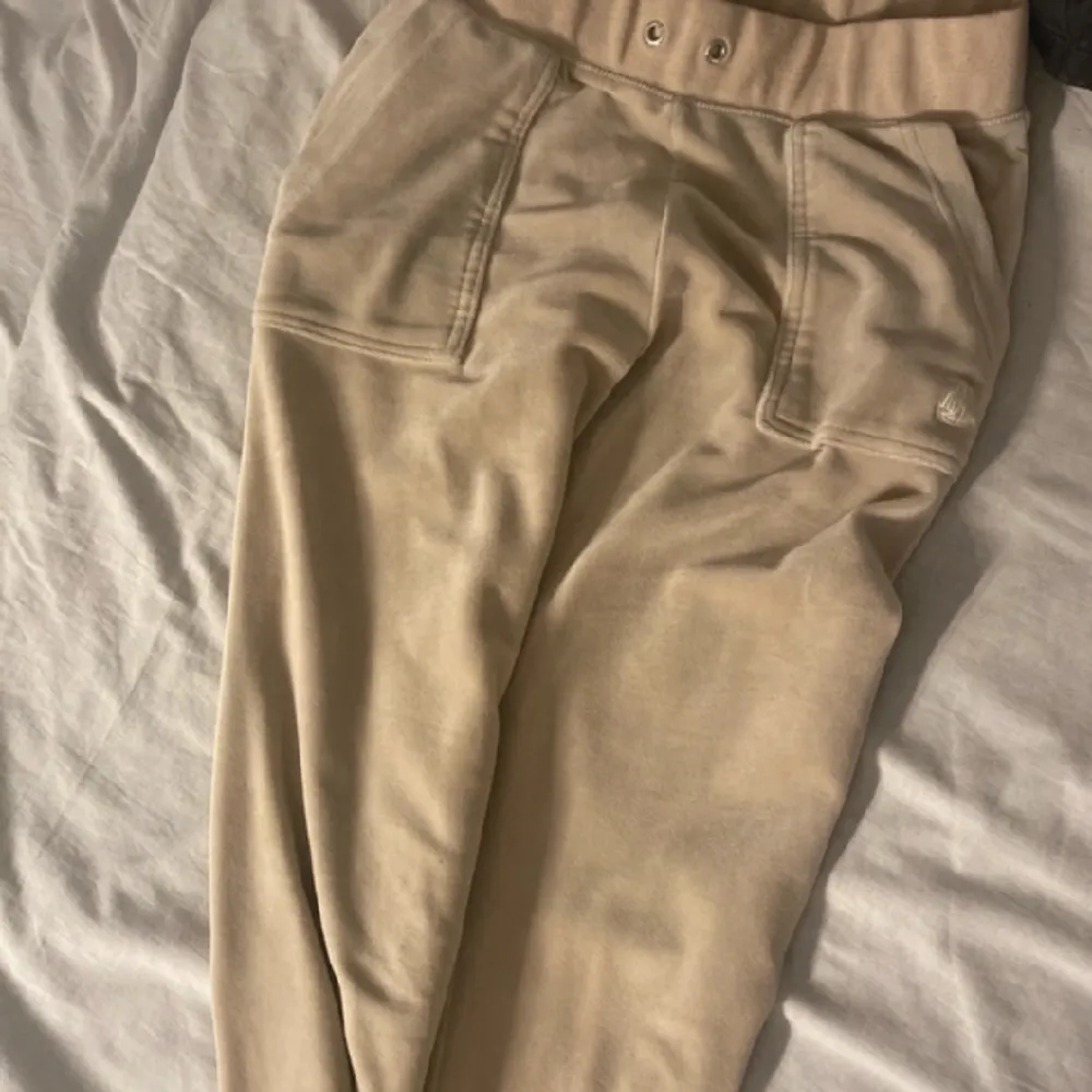 Beige nya juicy couture byxor utan snöre Inga slitage  Säljer för är it nöjd med färgen  passar  också väldigt bra till xs. Jeans & Byxor.