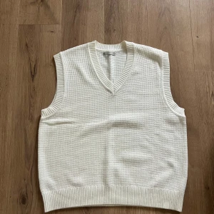 Vit väst  - Bra skick, använt fåtal gånger, för fler bilder skriv privat.