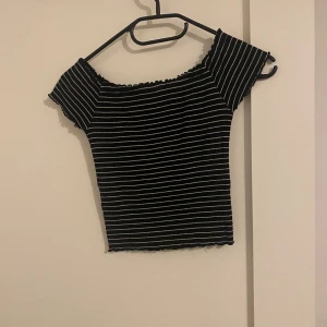 Randig topp - Svart-vit randig ribbat off-shoulder topp. Super stretch mig så passar även S. Kort i modellen. Använd en del men syns inte 