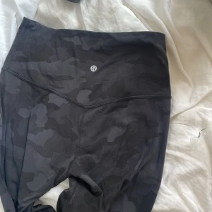 Lululemon träningsbyxor  - Såå fina och sköna träningsbyxor med camoflouge mönster från lululemon🥰 de är i strl S men de är strechtiga så passar nog M också 