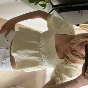 Gul topp - Så söt topp med knytning där bak💛💛💛 xxs men passar Xs💛