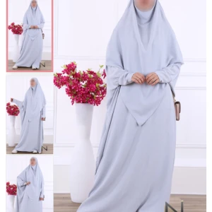 Abaya och khimar set - Abayan är använd men har inga tecken, ganska ljus med väldigt fin färg inför sommaren. Den är 140cm och passar upp till 170cm
