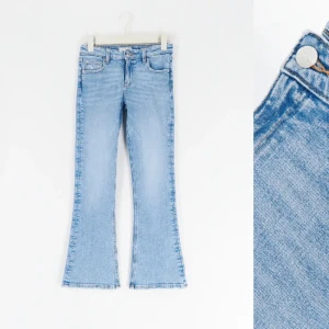 Lågmidjade jeans - Lågmidjade jeans från Gina Tricot Young. De är i bra skick och har inga defekter förutom lite slitningar längs ner (se bild) men som jag tycker är snyggt💗Storleken är 158 men är stora i storleken. Säljer för 150kr men kan sänka pris vid snabbt köp!🩷