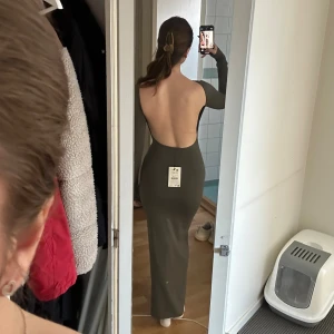 Långklänning med öppen rygg - Helt ny med prislapp, från bershka i storlek s