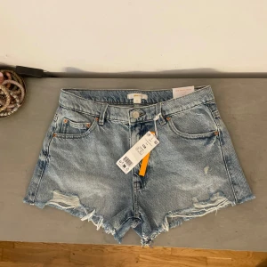 Lågmidjade jeansshort - Säljer nu dessa oanvända shorts, pris kan diskuteras! Passar mig som är 163cm lång