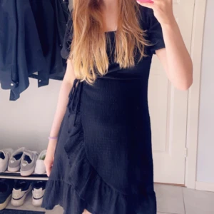 Svart kort klänning - Säljer min svarta kortklännig från Gina Tricot. Storlek XS/S😍