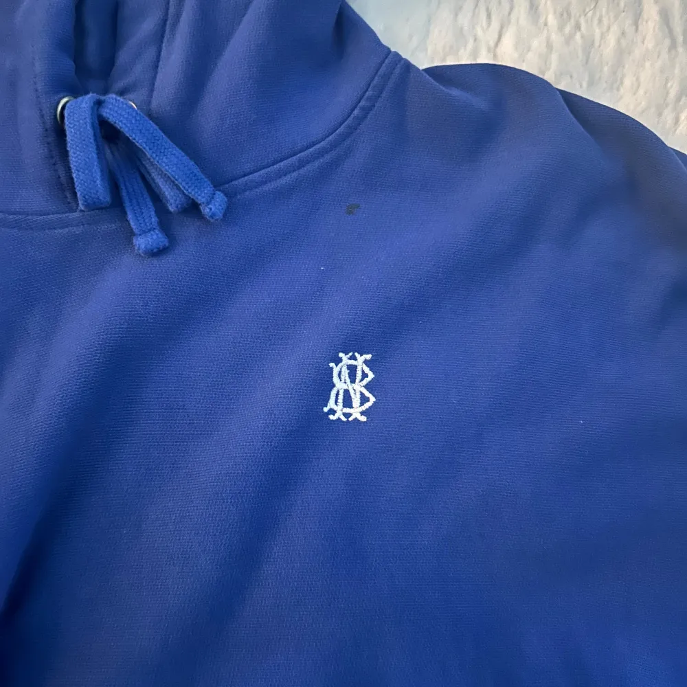 När en av brorsans kläder. Säljer också denna på grund av att den är för stor. Nypris 1500 säker för 400!!!!!. Hoodies.