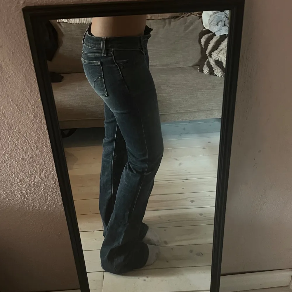 Säljer mina jätte snygga levis bootcut jeans då dom tyvärr är för små för mig. Inga defekter och är i väldigt bra skick! . Jeans & Byxor.