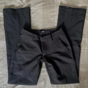 Kostymbyxor - Lågmidjade kostymbyxor från BikBok med slit! Svåra att få tag på, använda ca 2-3 gånger. Säljer då de är för långa, därför har dem en liten defekt vid benen som ni ser på sista bilden! Annars i super bra skick. Nypris: 499kr. Skriv vid frågor!💖