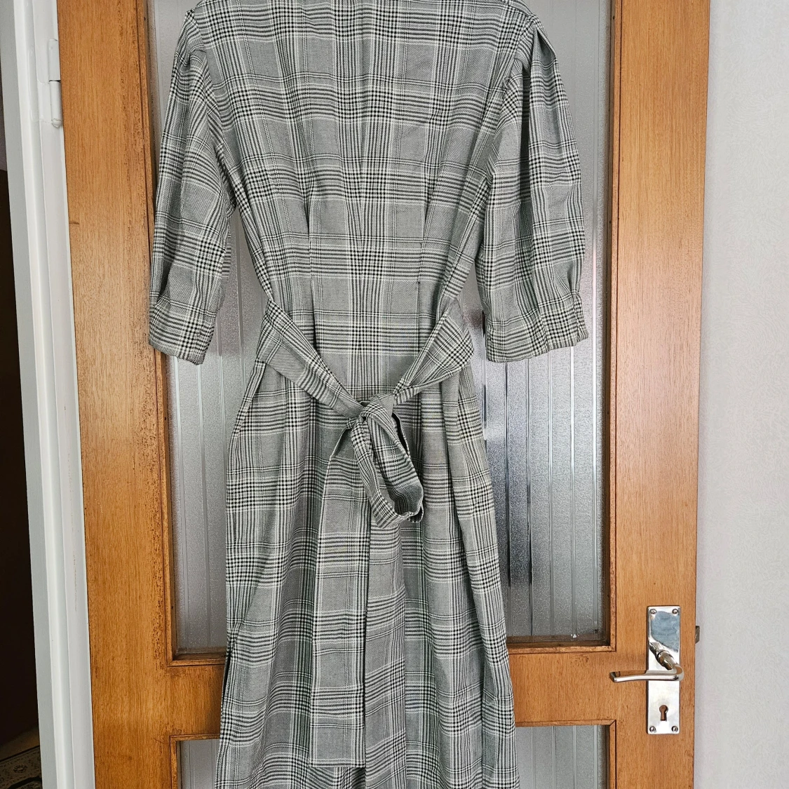 Grå rutig klänning med knappar - 91