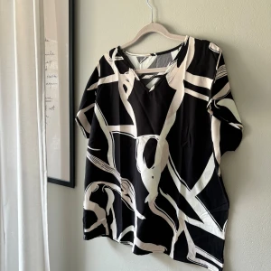 Blus  - Fin och stilren blus, aldrig använd 