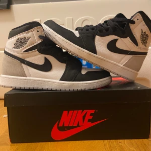 Jordan 1 Retro High OGBleached Coral - och Säljer mina Jordan 1 Retro High OG Bleached Coral str 43. Skorna är använda en gång,  kvitto plus box är tillgängligt. Fick skorna från Nike SNKERS appen. Finns 3 tillgängliga skosnören. Skorna är i använd skick men ny 9/10. Storlek 43