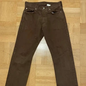 Bruna Levis jeans  - Hej, säljer dessa Levis jeansen. Dem är använda men fortfarande i mycket bra skick. Svarar gärna på frågor eller funderingar! (30*30)