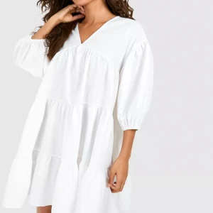 Sommar klänning  - Säljer min jätte fina klänning då den tyvärr vart för stor och den gick inte att lämna tillbaka. Pris lappen och allt är kvar och den är aldrig använd.😁