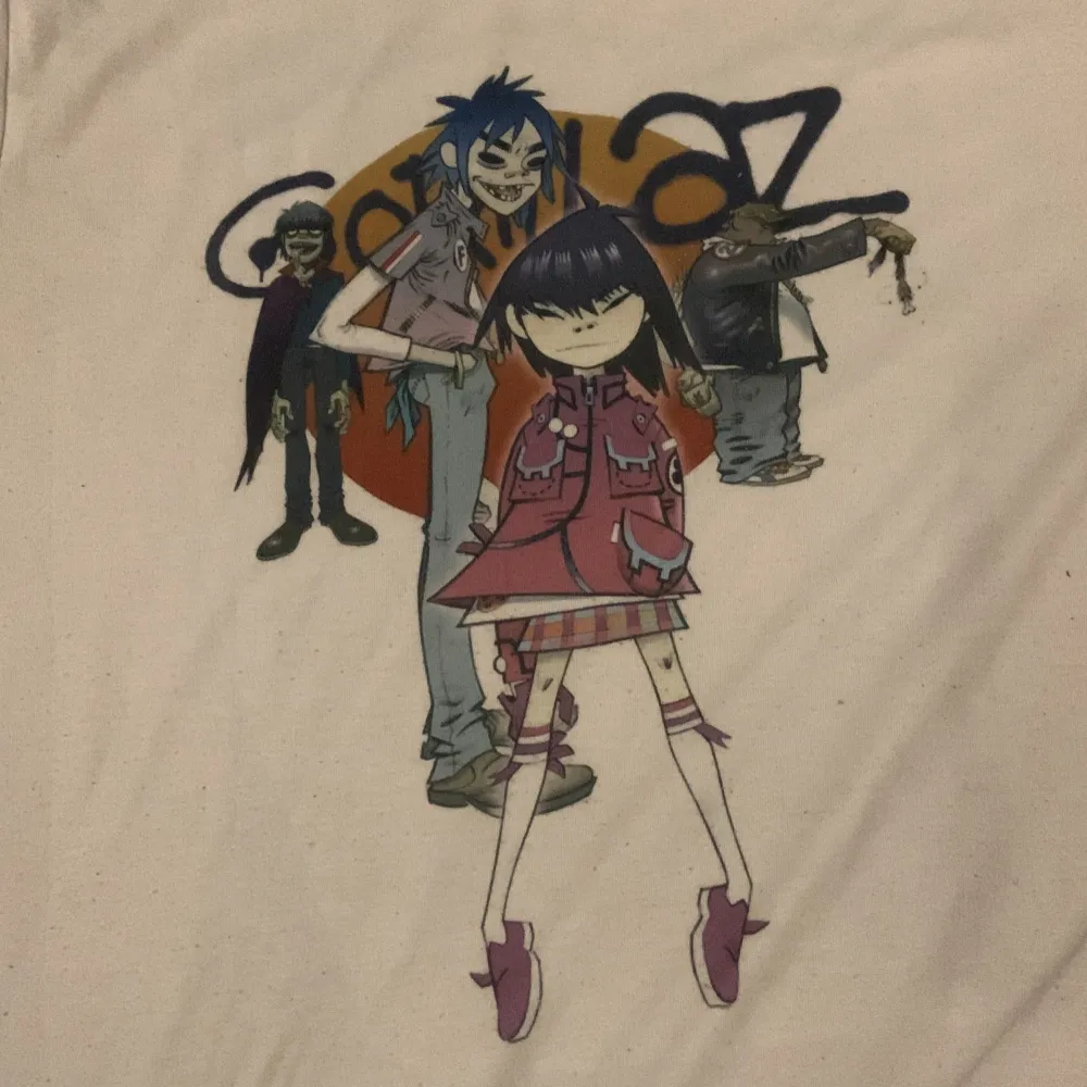 Köp mina gorillaz grejor!! Tröjan har ja inte på mig o cd spelas inte så om något gulligt gorillaz fan vill köpa en av dessa grejer eller båda så vore dom de!!😊 tröjan e inte riktig gorillaz merch  😣😣. T-shirts.