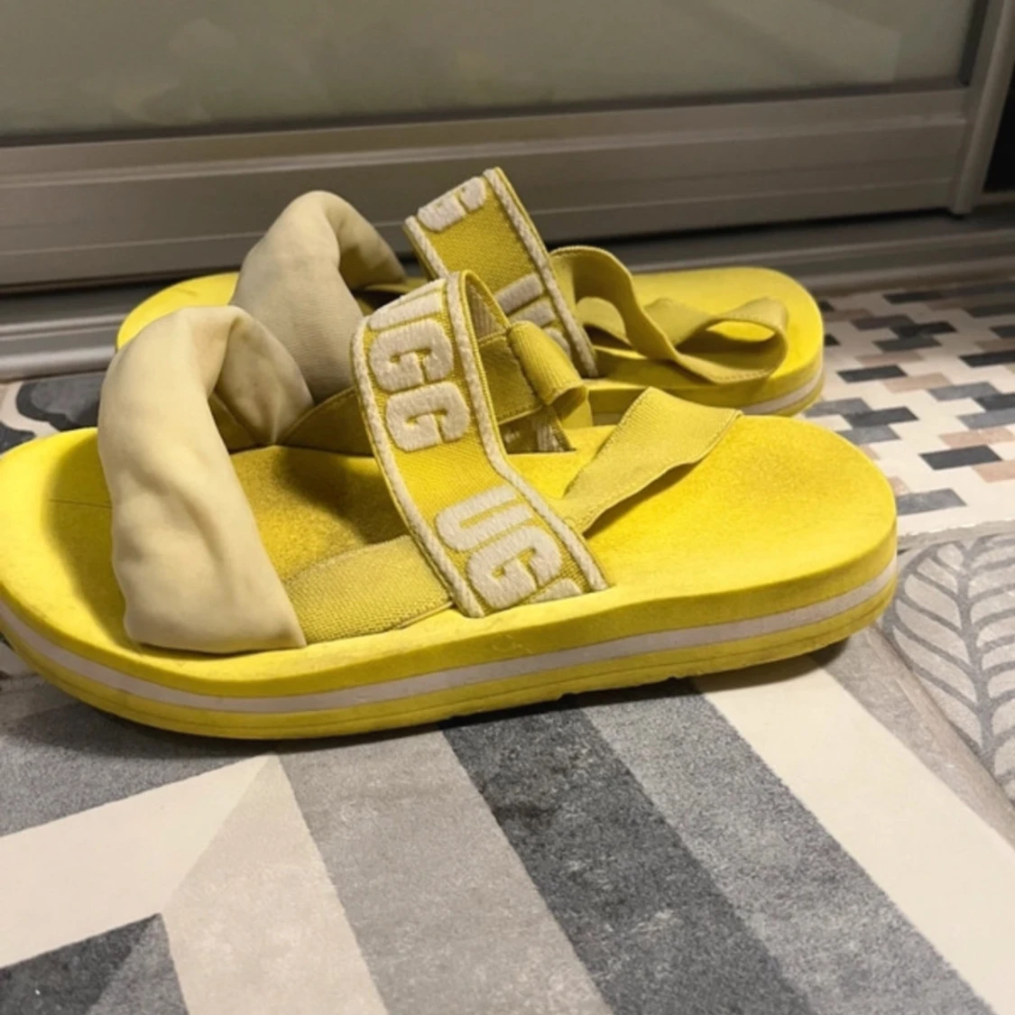 Gula ugg sandaler  - 90