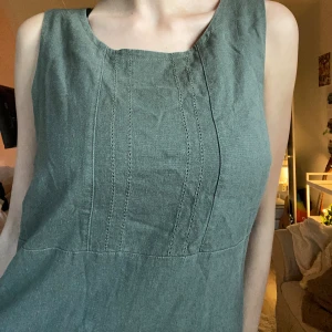 Grön klänning  - Söt vintage klänning, köpt secondhand men från märket steilmann. Passar bra på S 