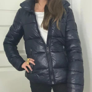 Marinblå jacka - Nu säljer jag min skitsnygga jacka ifrån superdry💕 nypris:1999 och sparsamt använd en vinter! Kom privat vid frågor eller funderingar.