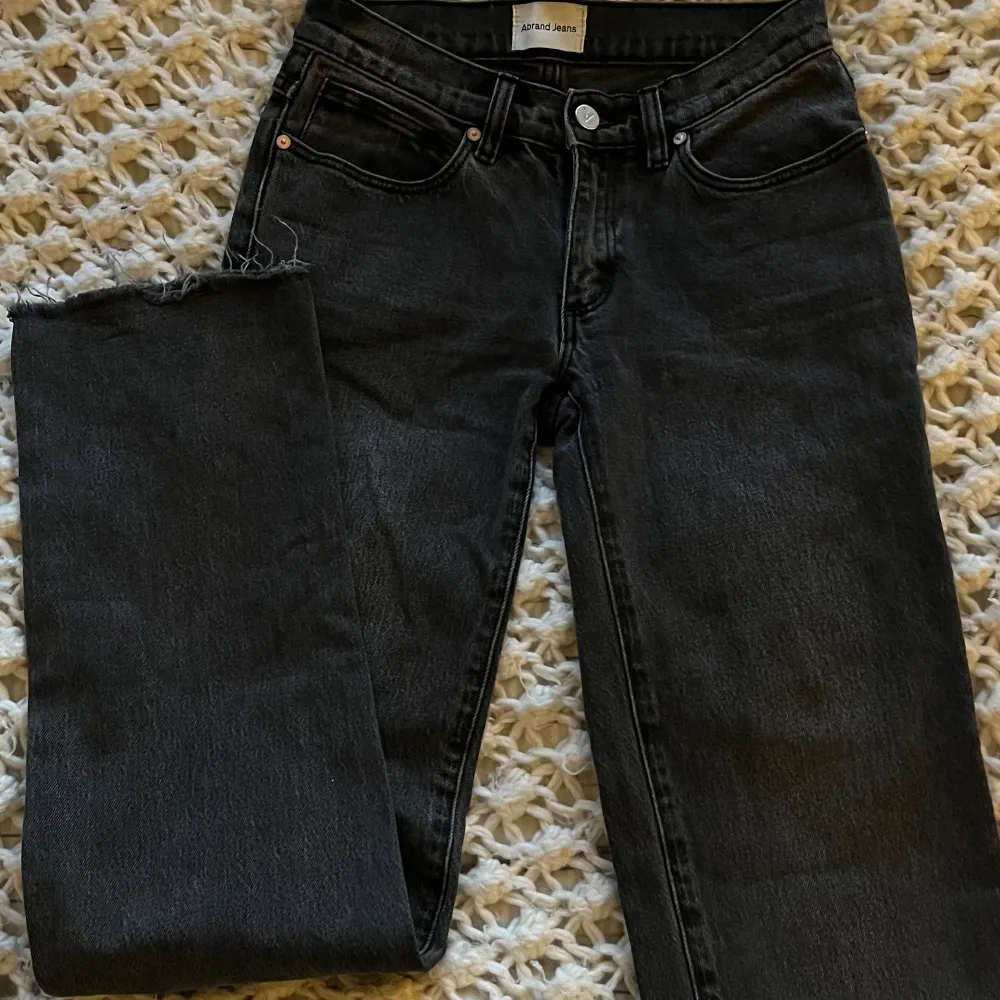 Säljer mina fina low straight Abrand jeans i färgen svart för att dem är för små för mig. Midjemåttet är 34cm och Innerbenslängden är 80cm. Jeans & Byxor.