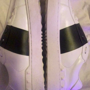 Valentino opens - Säljer dessa valentino opens som är köpt här på plick för 3,3. Fräscha, om du tvättar dem ännu mer blir de extra fräscha.