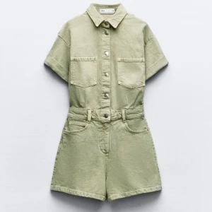 denim jumpsuit - Säljer denna as snygga slutsålda jeans dressen från ZARA i storlek XS. Skulle även säga att den passar S. Aldrig använd!!! Prislappen sitter kvar Färgen heter khaki och är en jättefin grön färg. 