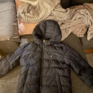 Gant jacka  - En fin gant jacka som jag har använt denna vinter , i perfekt skick och inga skador storlek 158/164. Ny pris:2400 Priset kan diskuteras vid snabb affär 