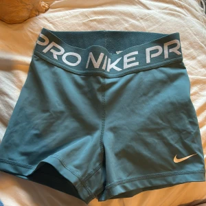 Nike PRO träningsshorts  - jättefina sköna Nike Pro shorts, säljer då dom tyvärr blivit för små. Nyskick 